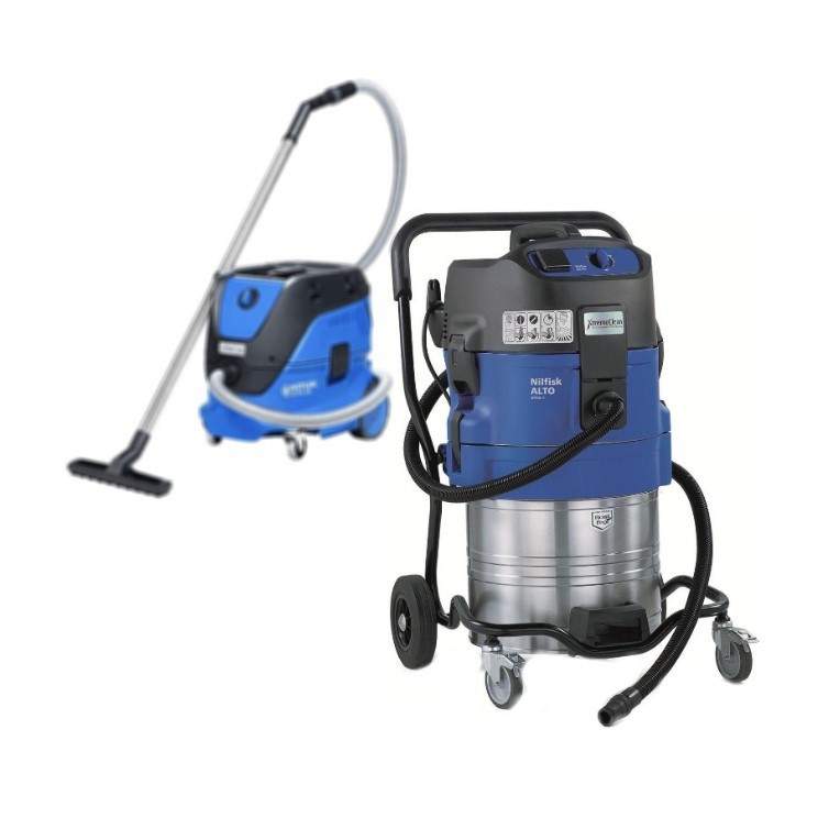 Zwei leistungsstarke Industriestaubsauger in Blau und Silber, ideal für professionelle Reinigung. Der linke Staubsauger hat ein kompaktes Design, während der rechte eine robuste Metallkonstruktion mit einem großen Behälter bietet. Beide Geräte sind mit flexiblen Schläuchen und verschiedenen Aufsätzen ausgestattet.